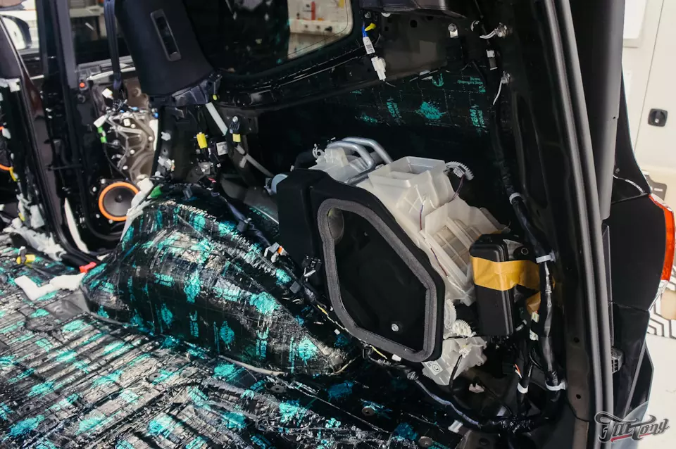 Toyota LandCruiser 300. Шумоизоляция салона и оклейка кузова в глянцевый полиуретан!